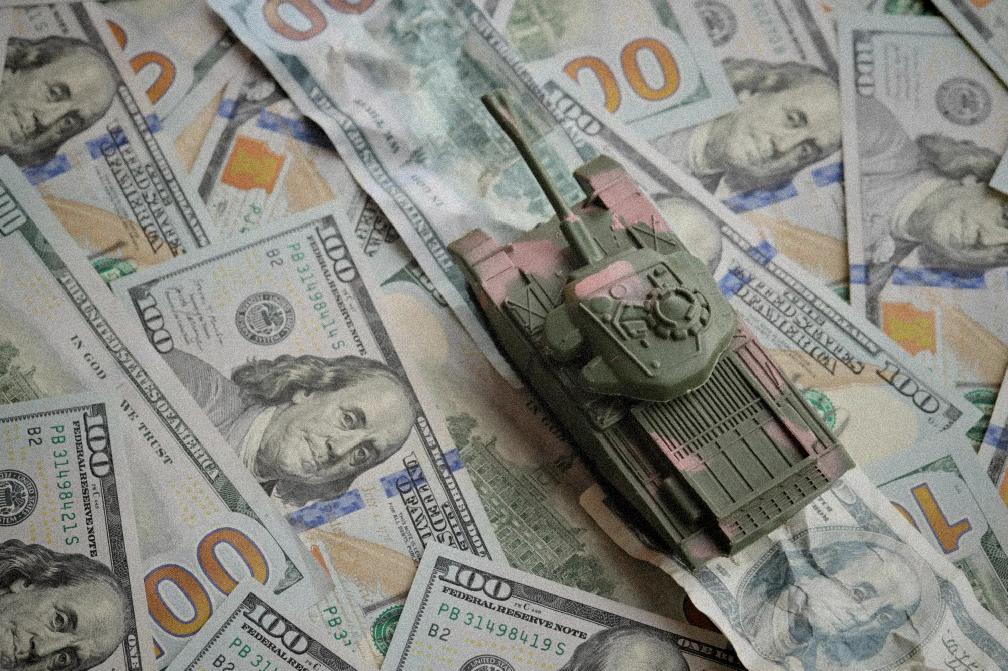 Un ministre britannique signe des documents relatifs au budget militaire dans un bureau officiel
