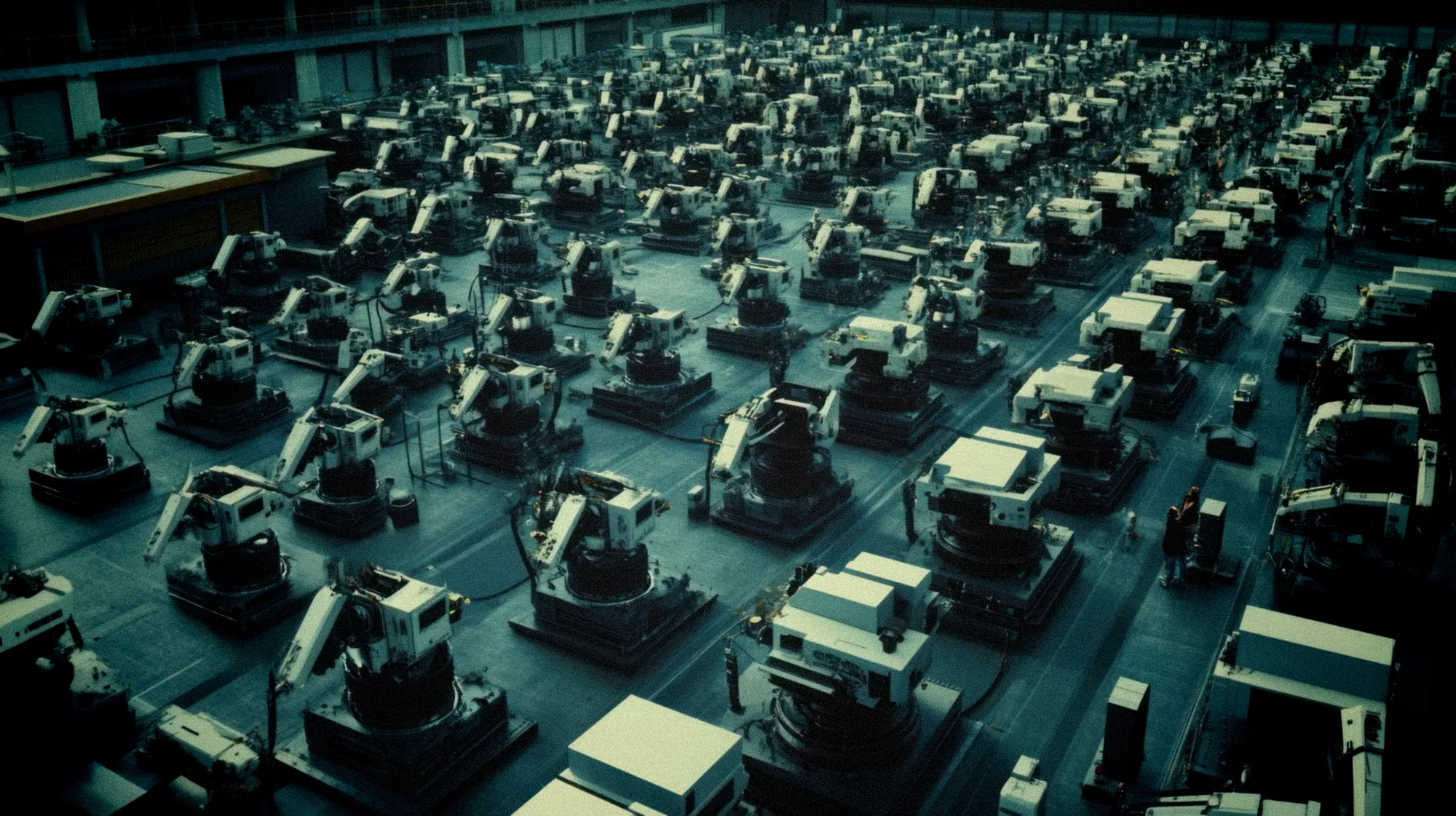 Usine automobile française désertée, chaînes de production à l'arrêt, bâtiments historiques fermés