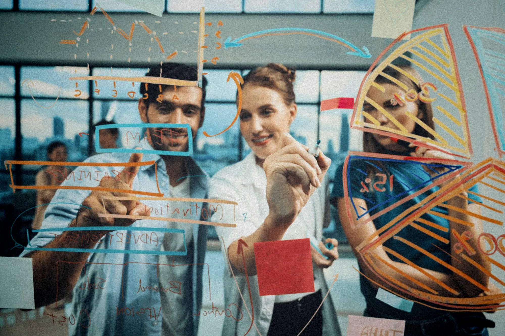 Un conférencier parle d'intelligence artificielle devant des entrepreneurs dans une salle de technologie moderne