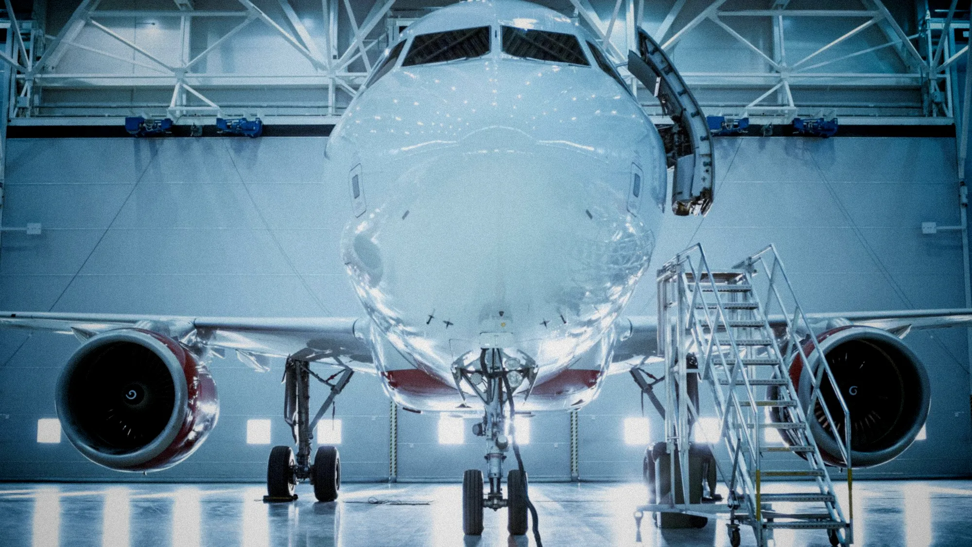 Ingénieur examinent des plans de fuselage d'avion moderne dans un atelier