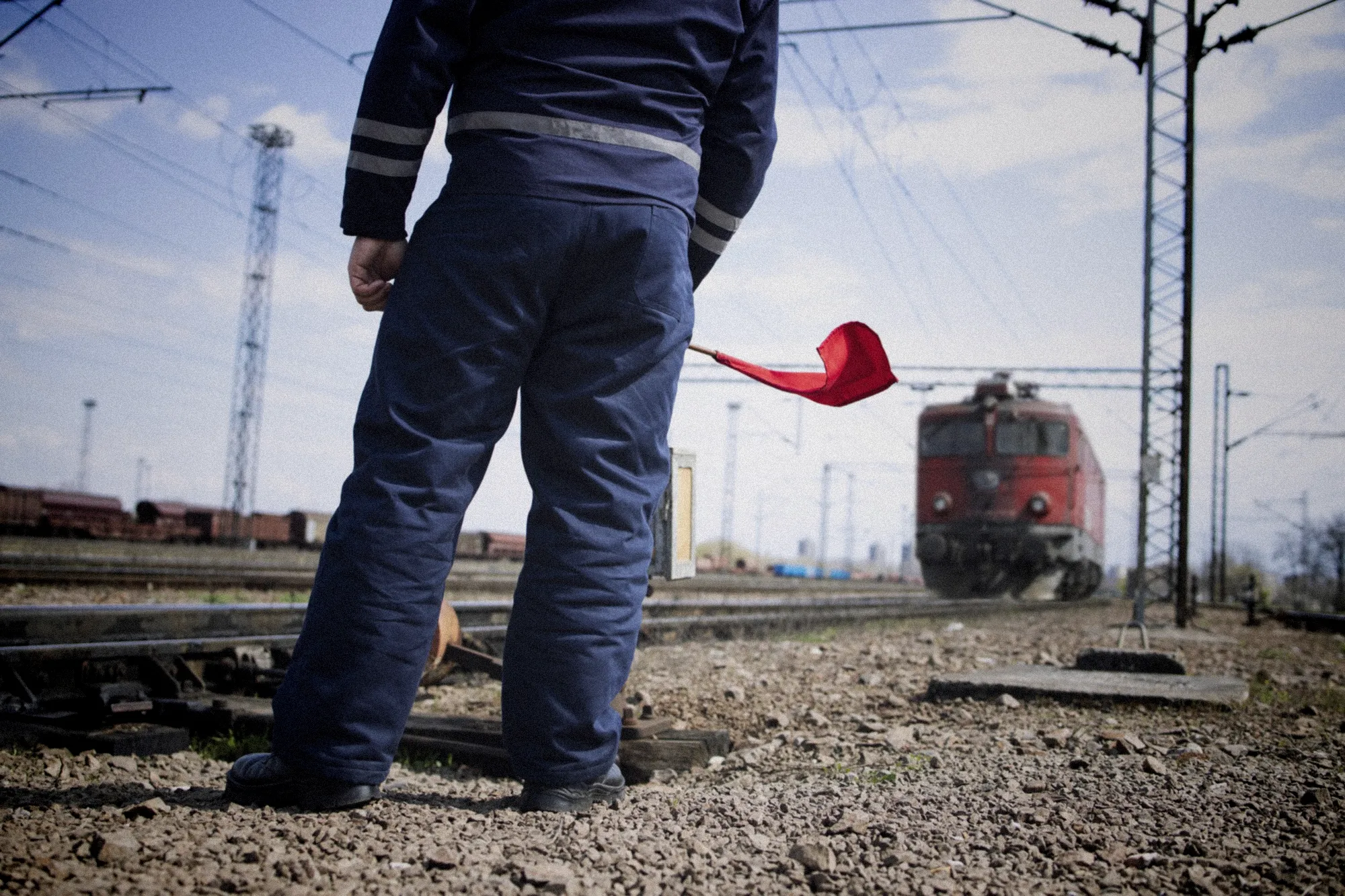 Train immobilisé en gare avec panneau de perturbation affichant travaux ferroviaires prolongés