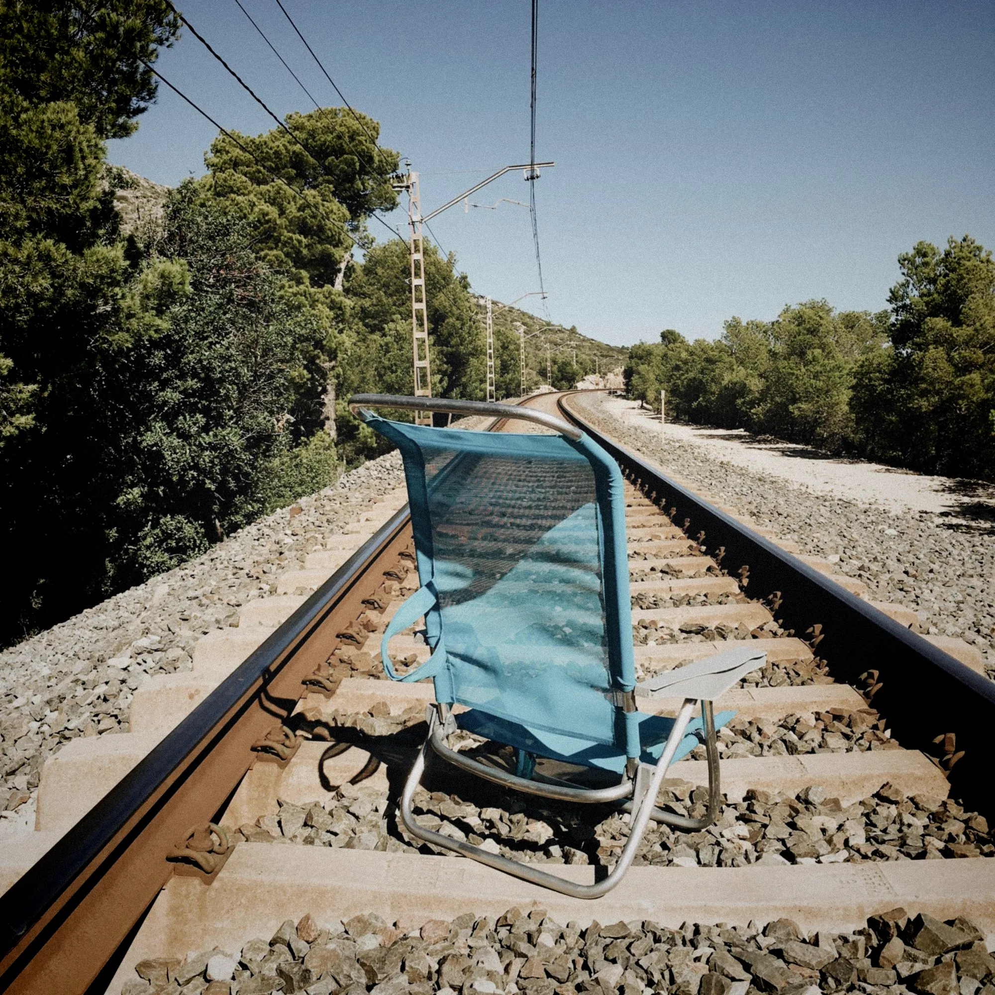 Train immobilisé en gare avec panneau de perturbation affichant travaux ferroviaires prolongés