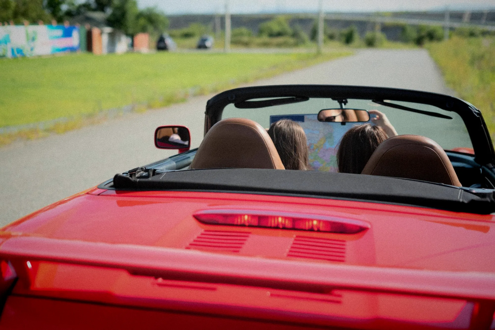 Concessionnaire automobile affichant baisse dramatique des ventes de coupés sportifs découverts