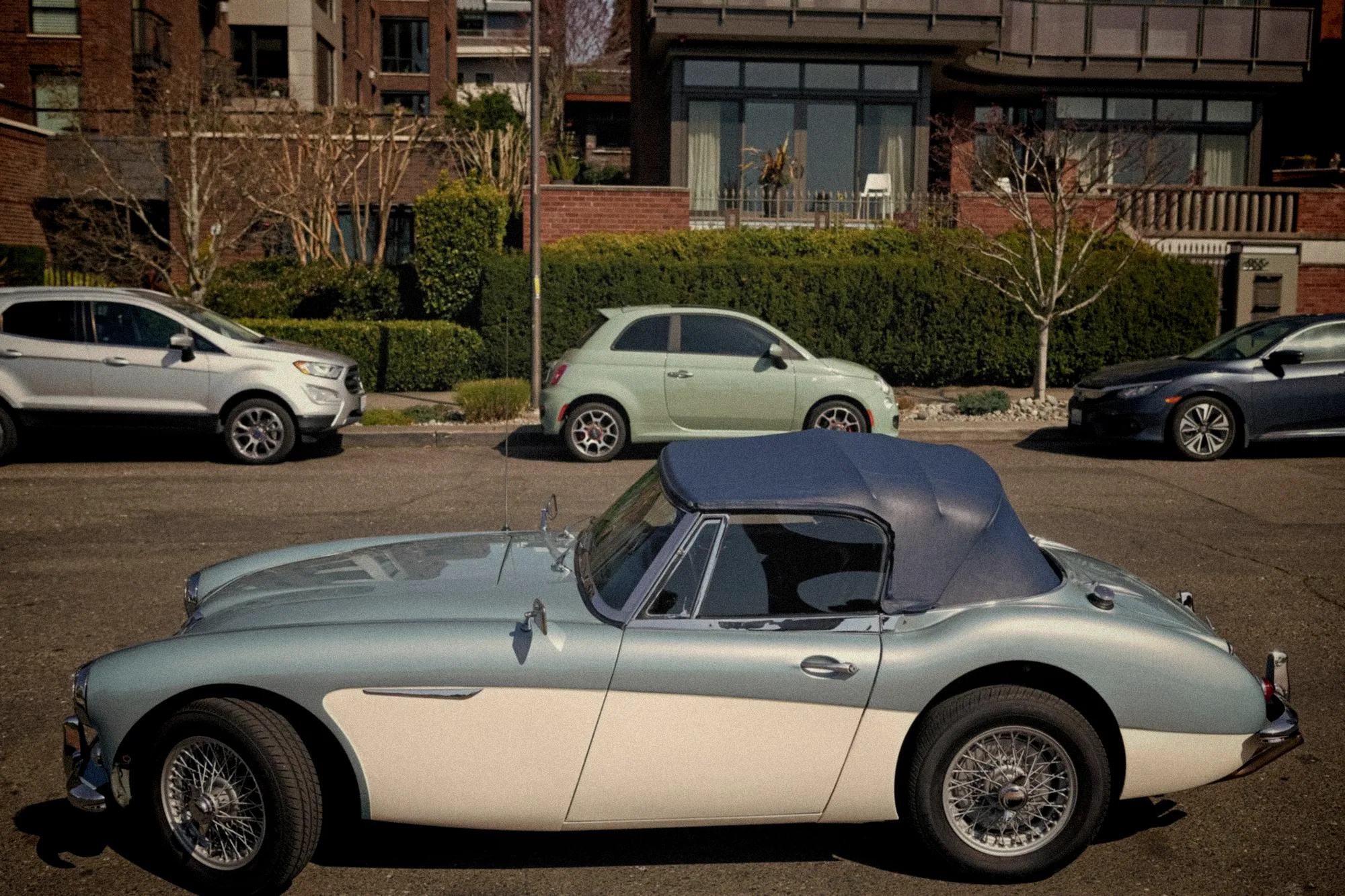 Concessionnaire automobile affichant baisse dramatique des ventes de coupés sportifs découverts