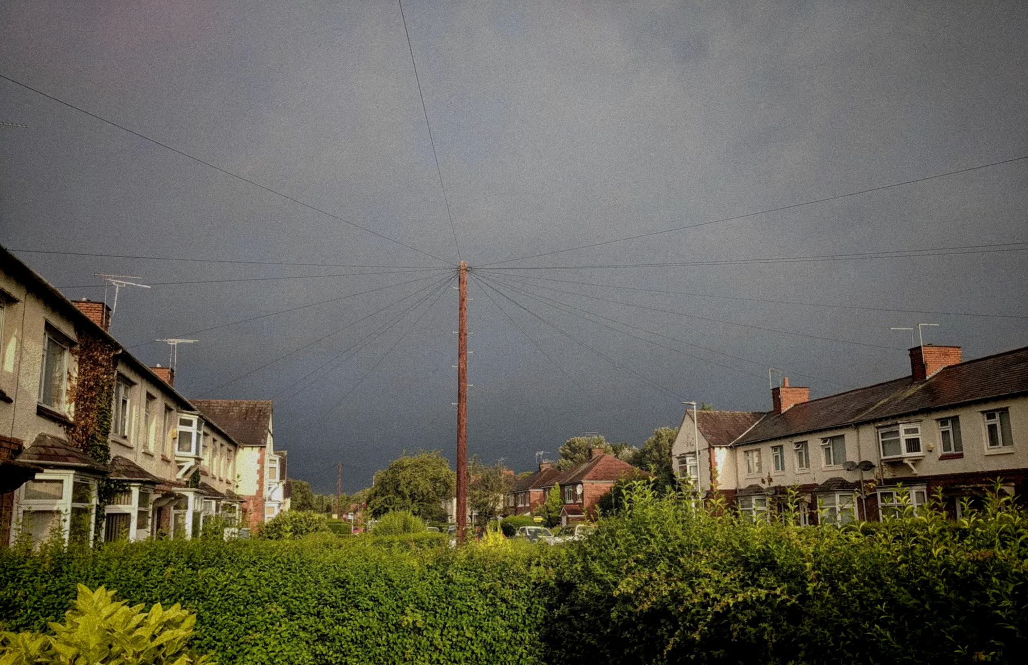 Pylône électrique penché sous la violence du vent d'orage en Sologne