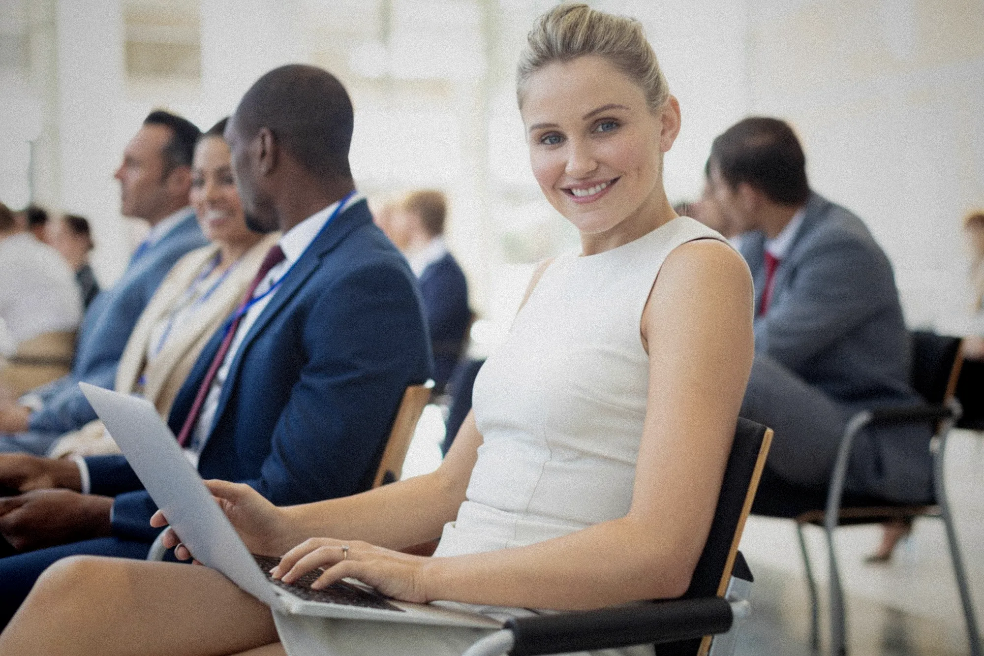 Jeunes en formation suivent des cours pratiques dans une salle de classe moderne