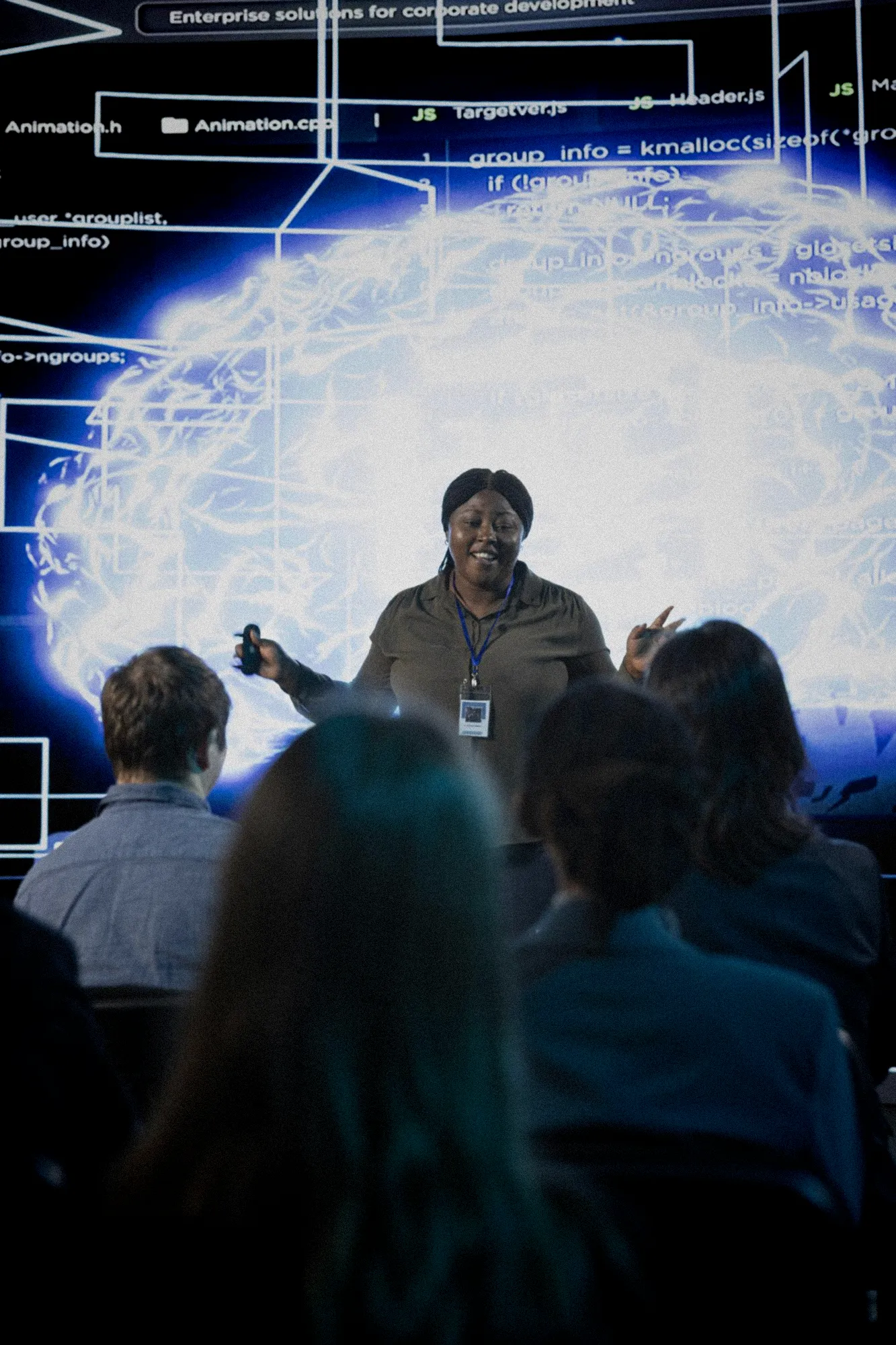 Stands technologiques futuristes avec visiteurs discutant autour d'écrans numériques brillants