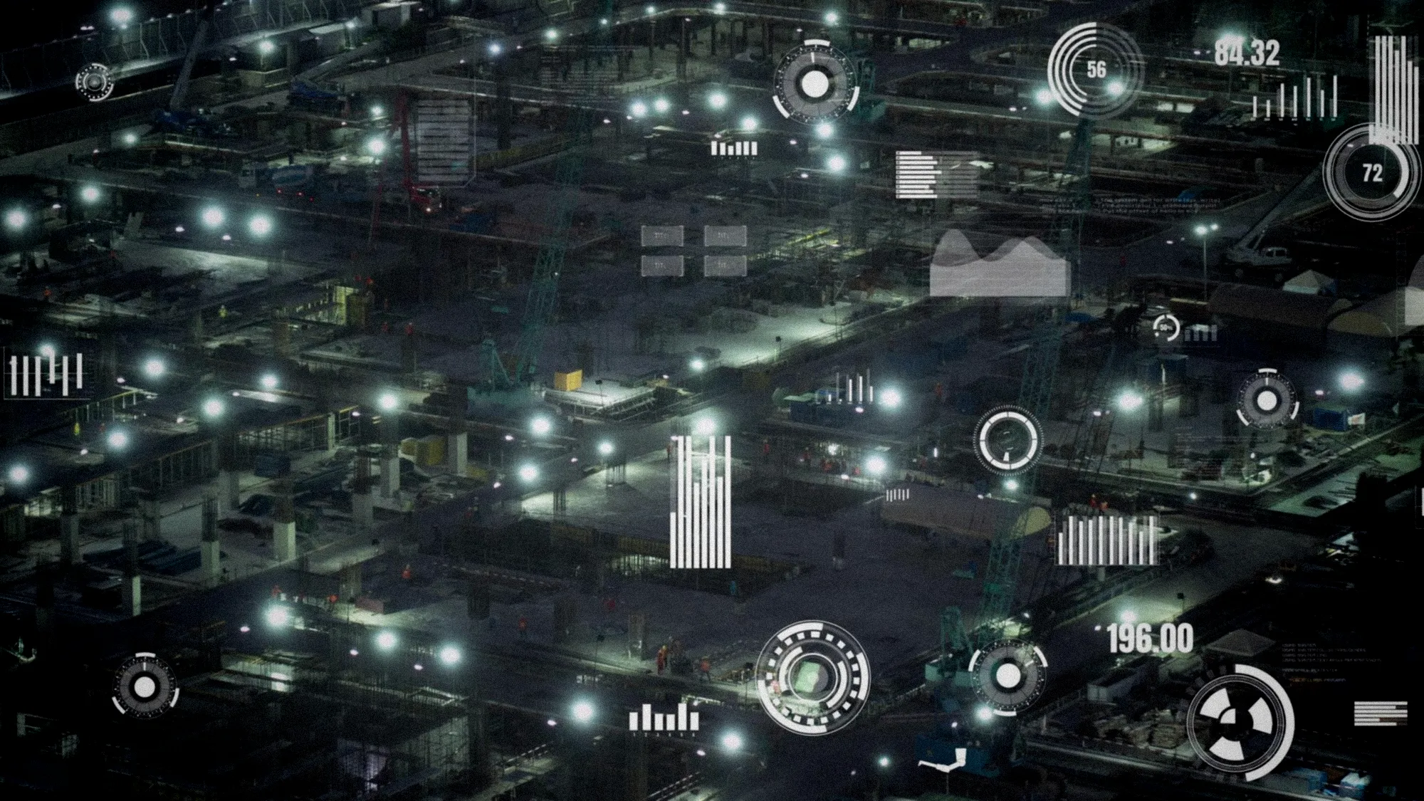 Ingénieurs observant des schémas techniques IoT sur écran dans un centre de contrôle militaire moderne