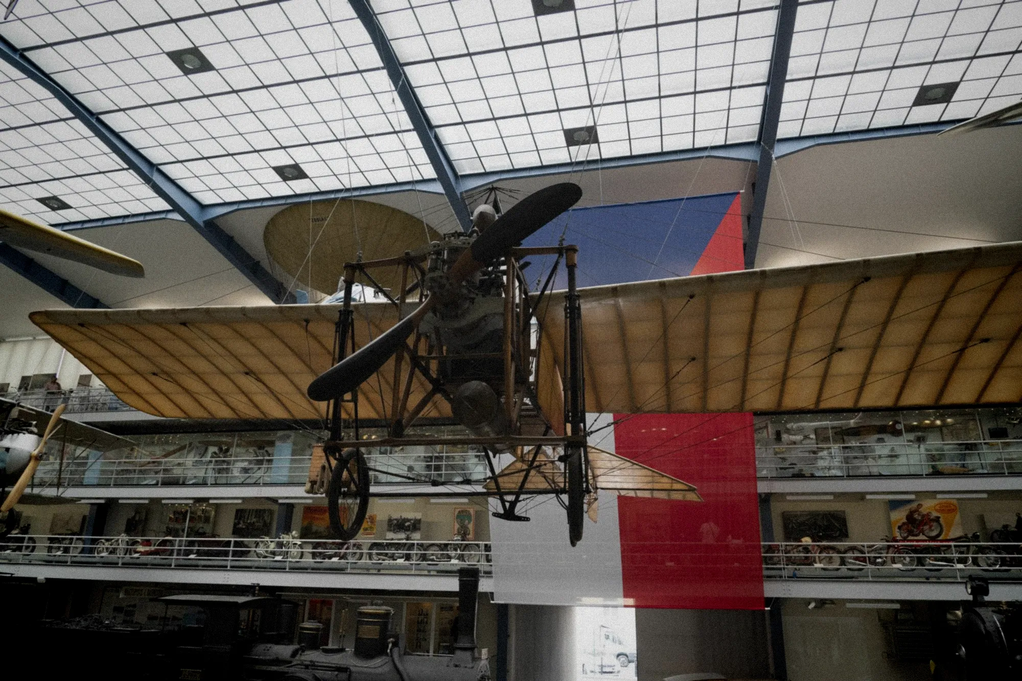 Hall d'exposition futuriste avec avions et équipements de test aérospatial alignés