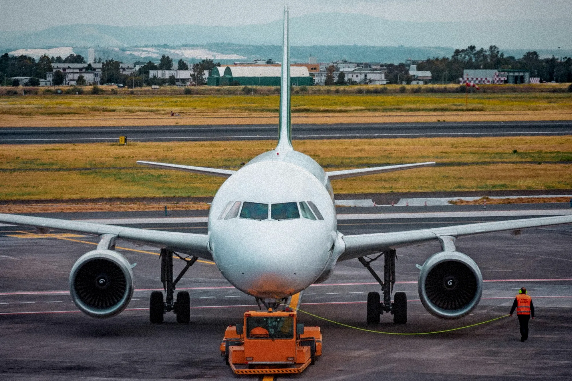 Avion Airbus A320neo blanc aux couleurs de la compagnie aérienne décollant de l'aéroport de Toulouse