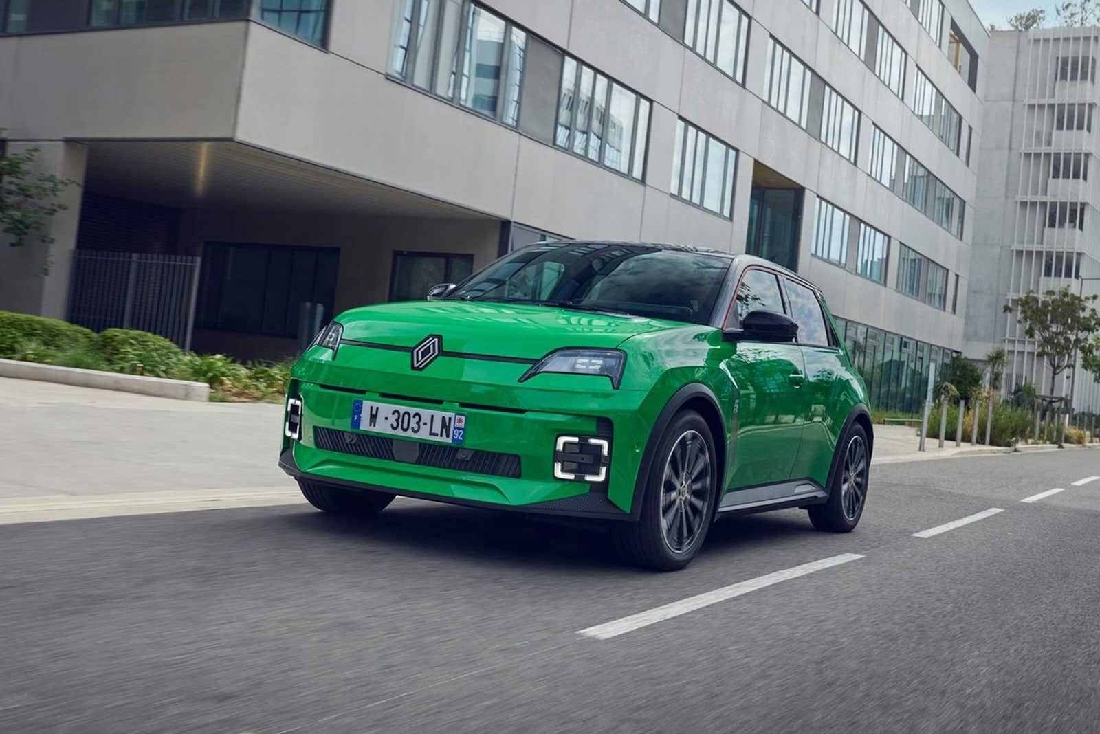 Renault 5 E-Tech électrique citadine face avant 121 ch 40 kWh néo-rétro