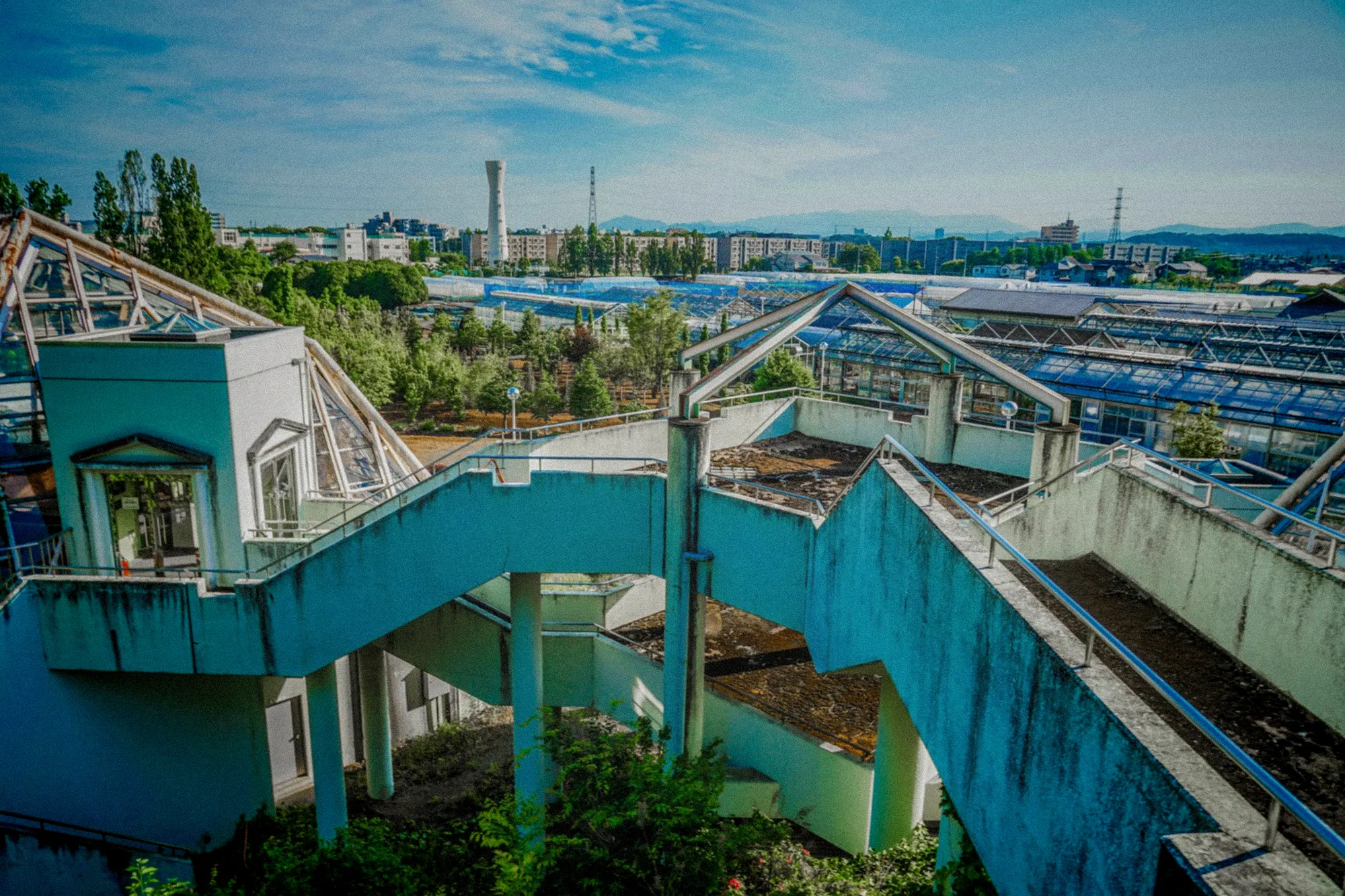 Installation moderne de dessalement d'eau de mer avec réservoirs de stockage en béton blanc
