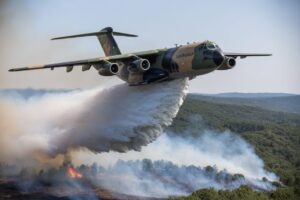 Face aux feux de forêt records, l'A400M d'Airbus se transforme en bombardier d'eau : 20 000 litres largués en dix secondes