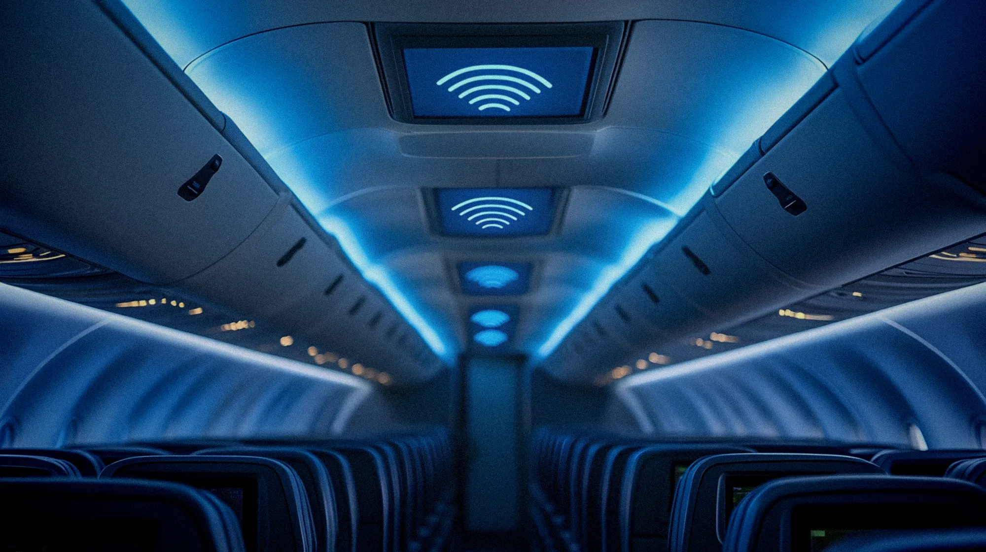 Intérieur d'avion avec passagers connectés, écrans brillants, cabine moderne et épurée