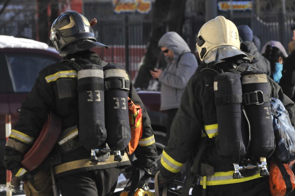 Des pompiers combattent les flammes massives d'un incendie de forêt en Andalousie sous le soleil intense