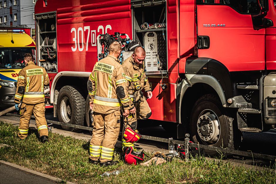 Des pompiers combattent les flammes massives d'un incendie de forêt en Andalousie sous le soleil intense
