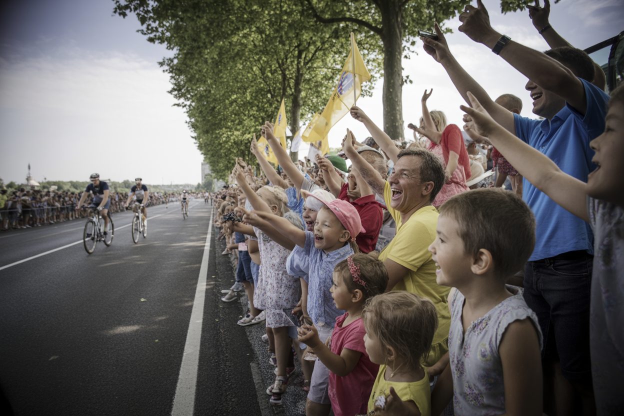 Au bord du Tour de France : quatre secondes de course, des heures de bonheur et un public qui fête ce que les infos ne montrent pas Au bord du Tour de France : quatre secondes de course, des heures de bonheur et un public qui fête ce que les infos ne montrent pas