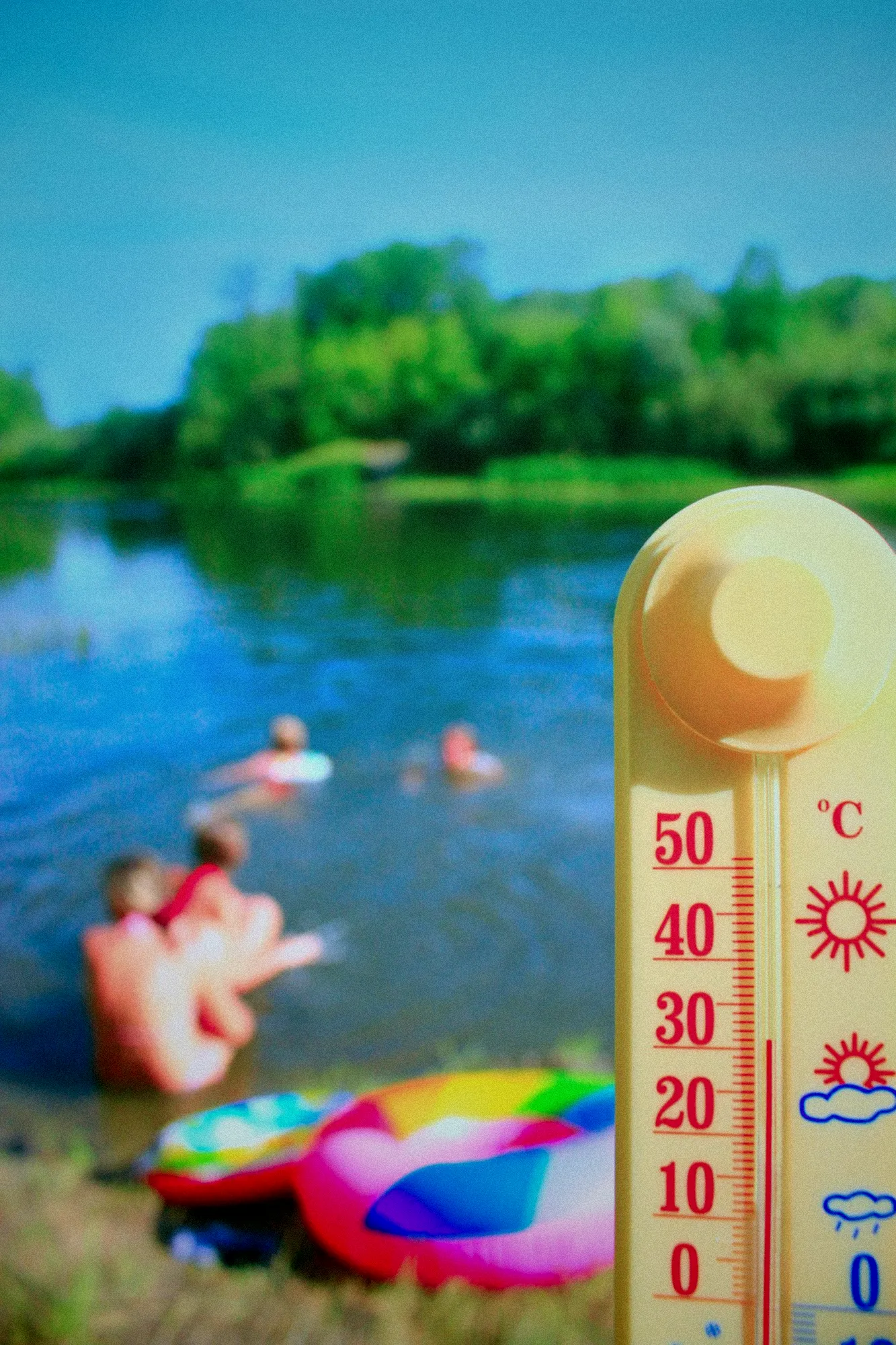 Un thermomètre affiche des températures extrêmes tandis que la région se prépare
