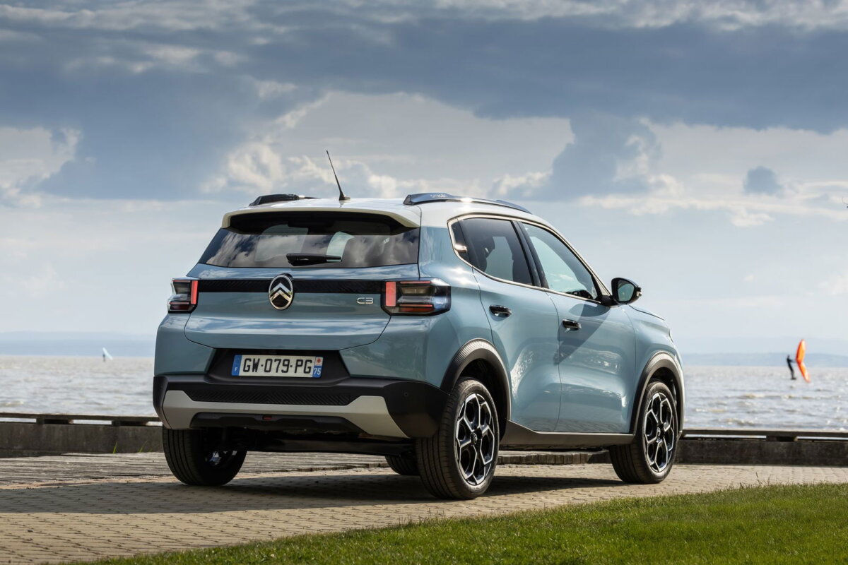 Citroën C3 essence arrière design mini-SUV garde au sol prix France 15240 euros