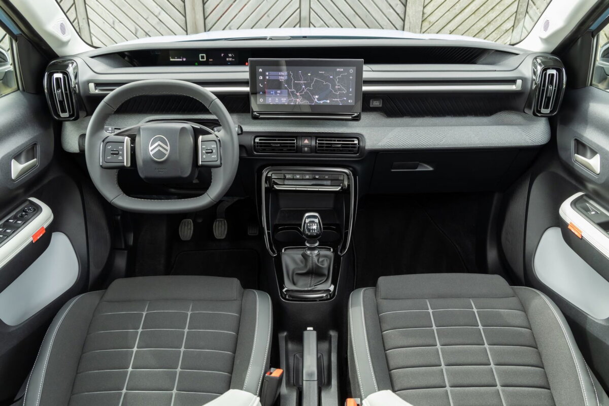 Citroën C3 2026 tableau de bord surélevé climatisation Bluetooth finition You essai