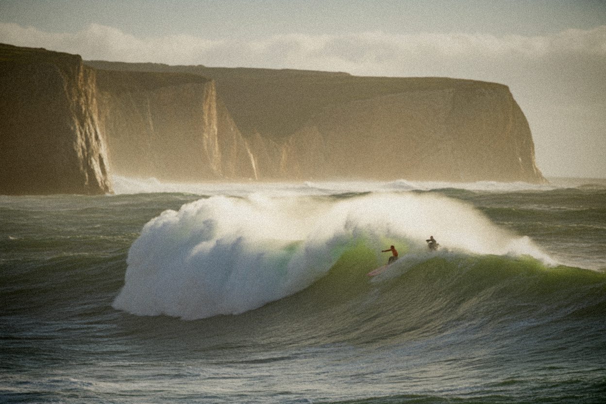 Justine Dupont, star des vagues de 20 mètres : Nazaré (Portugal) attire les surfeurs du monde entier et dope l'économie locale