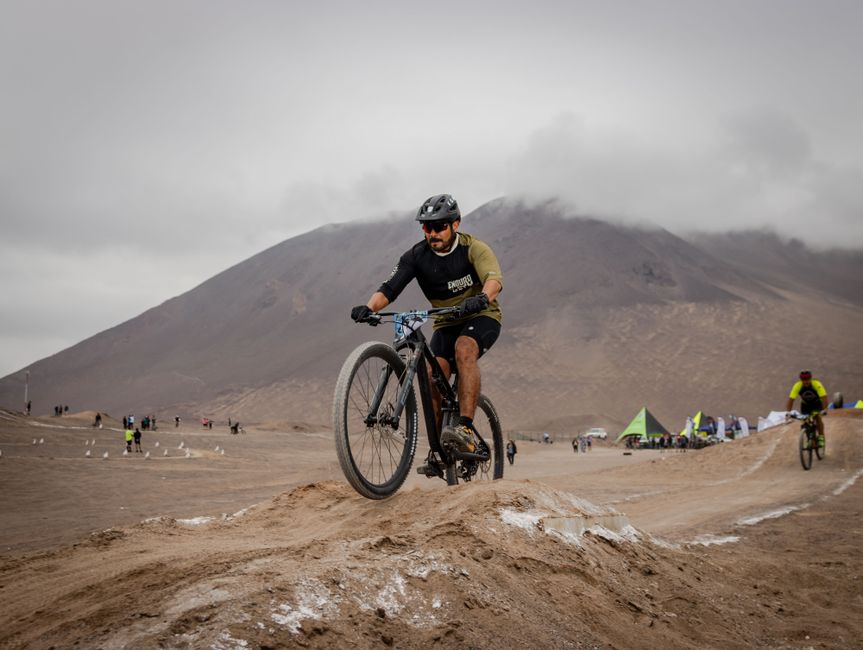Cyclist navigating desert trails on a mountain bike, showcasing thrilling outdoor adventure.