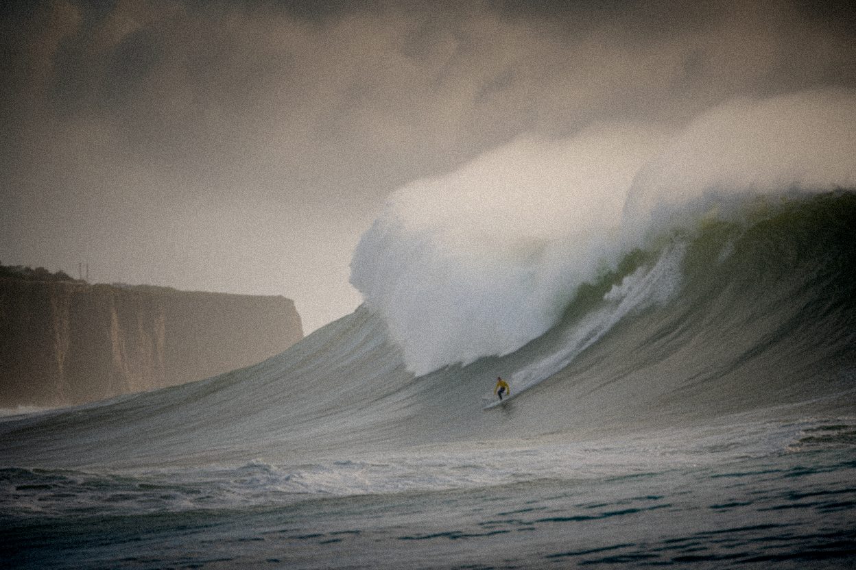 Nazaré attire 50 000 touristes par an, convertit son hôtel historique en surf resort et réécrit l'économie du littoral portugais