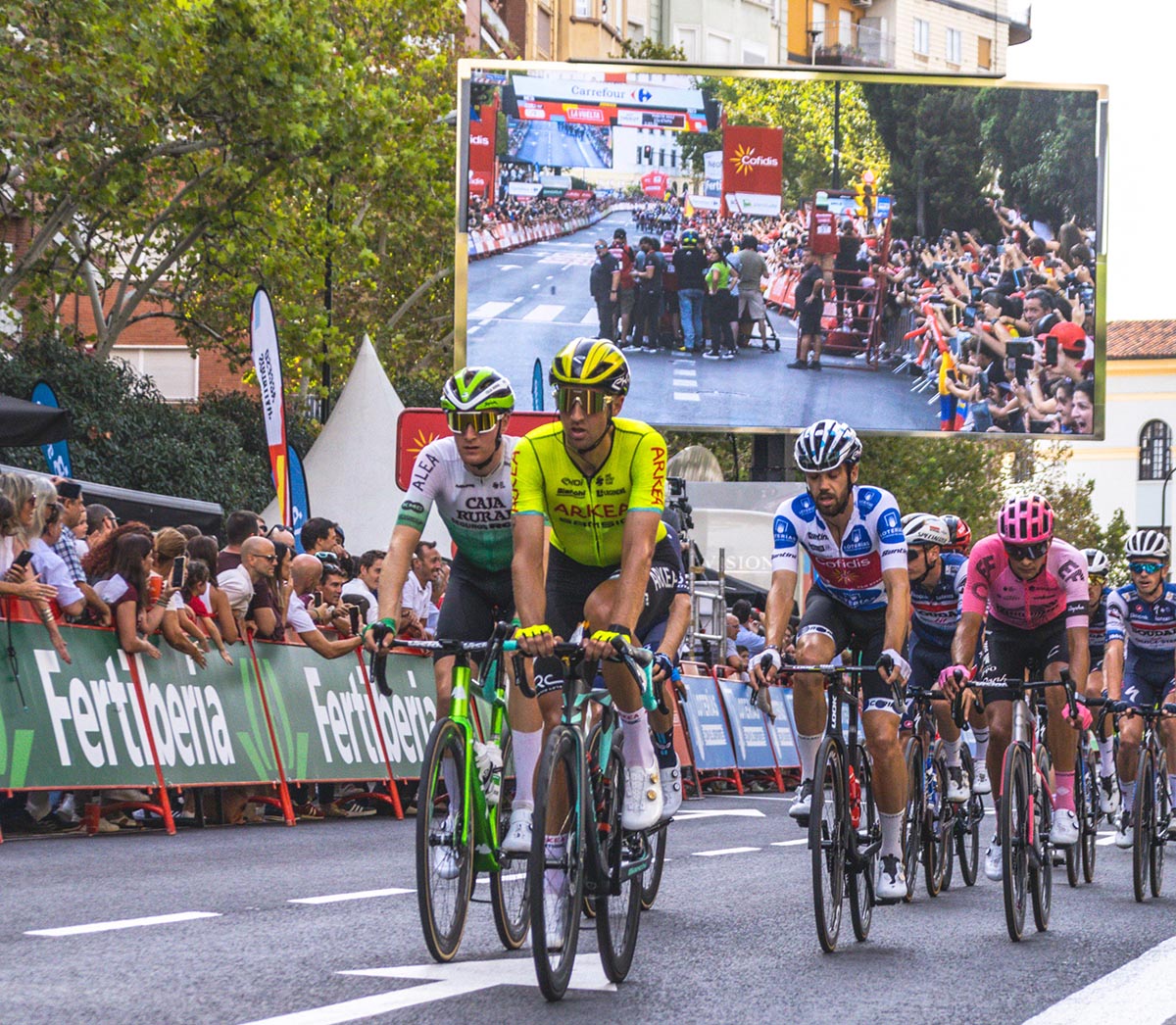 Spectateurs enthousiastes regardent le passage du Tour de France
