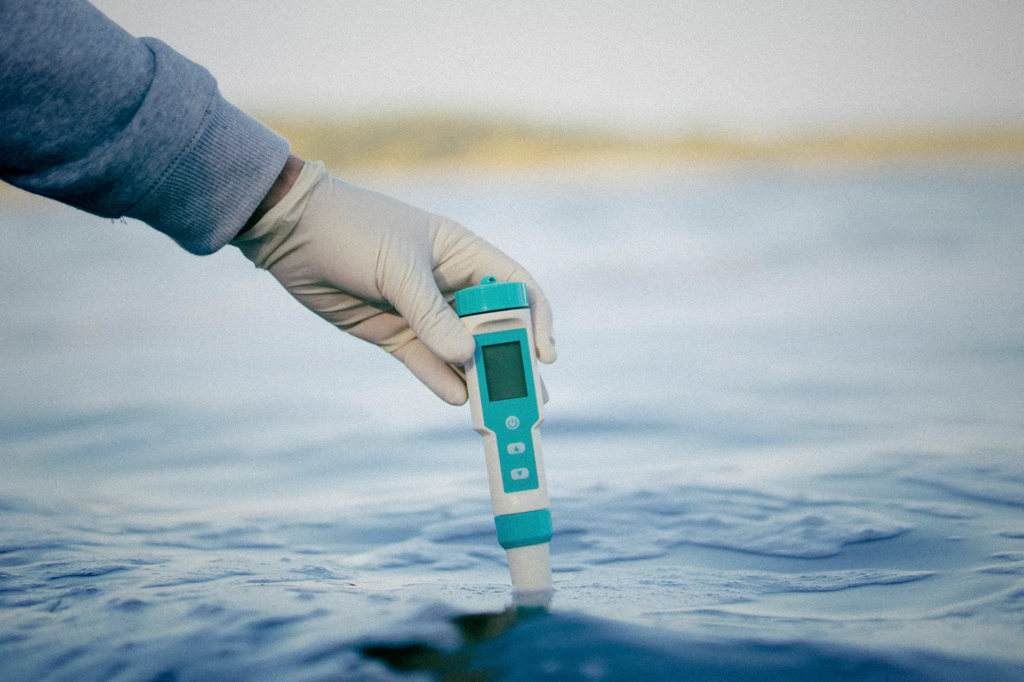 Inspection des eaux côtières avec prélèvement d'échantillon dans une baignade française