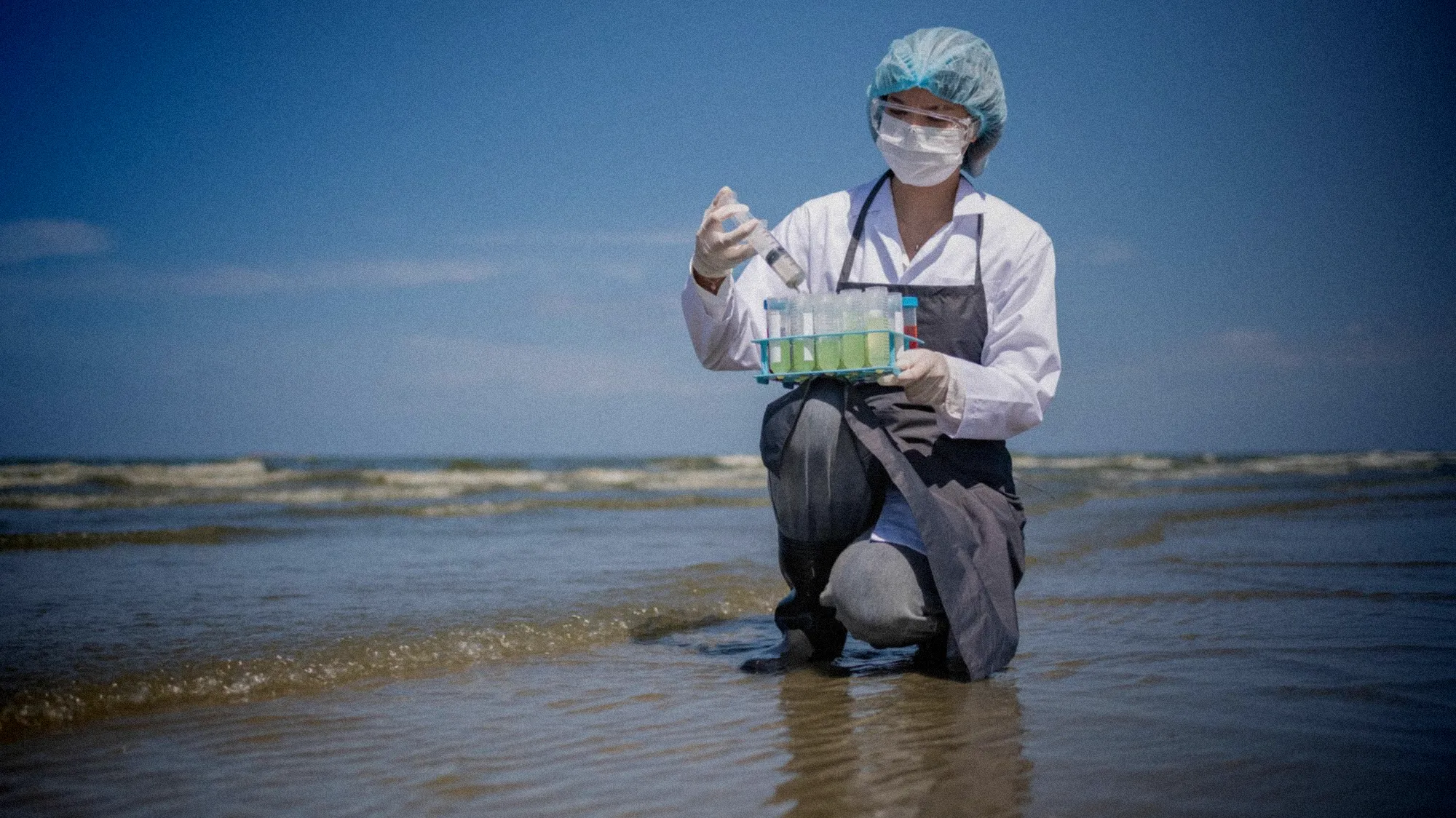 Inspection des eaux côtières avec prélèvement d'échantillon dans une baignade française