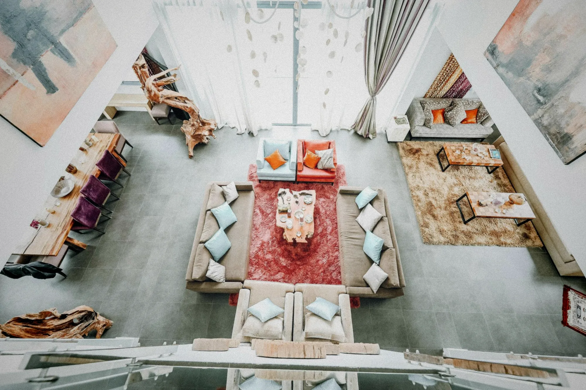 Intérieur moderne spacieux avec dressing lumineux et mobilier sur-mesure élégant