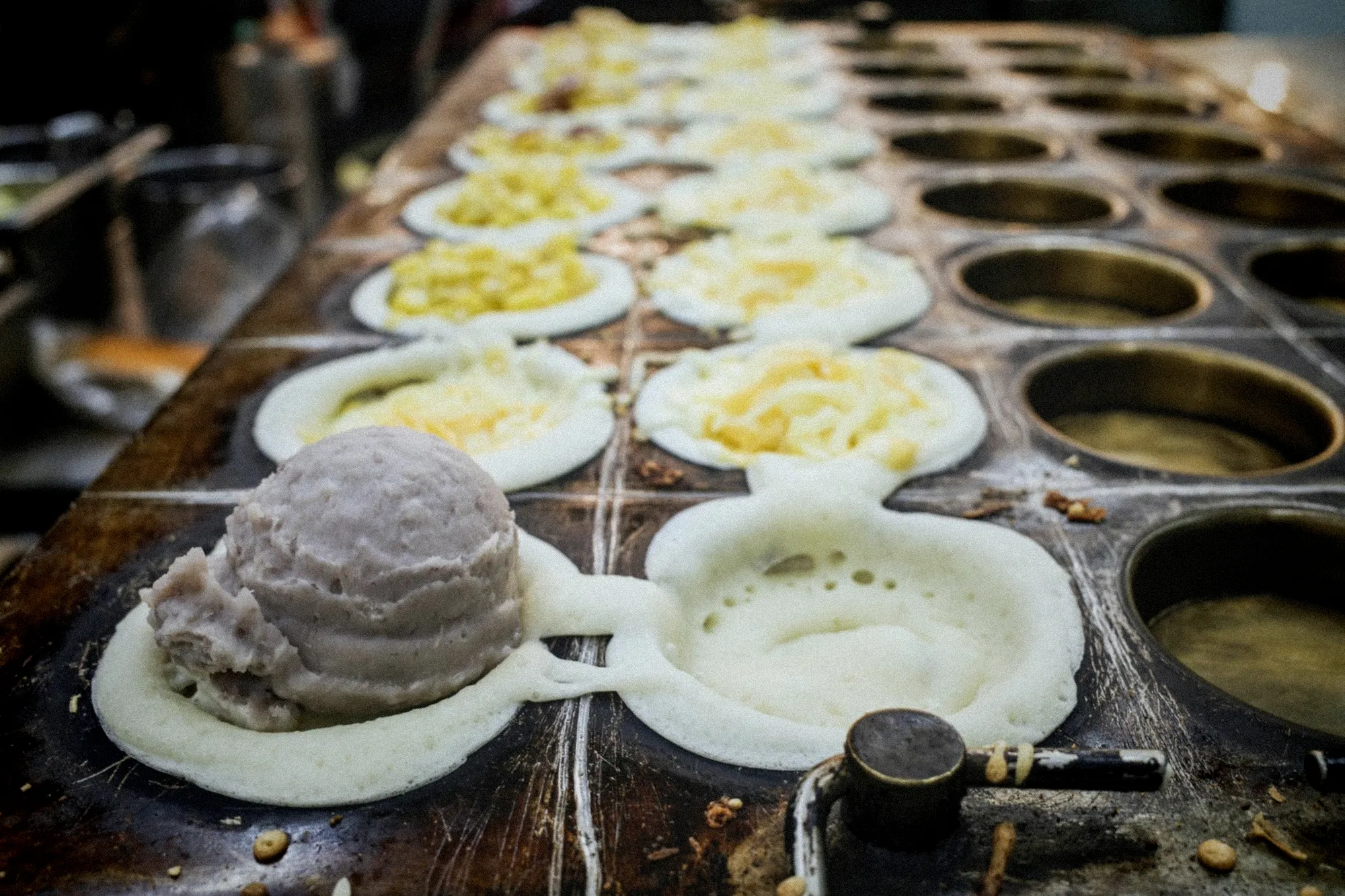 Une chaîne de production moderne fabrique des pots de crème glacée dans une usine industrielle française