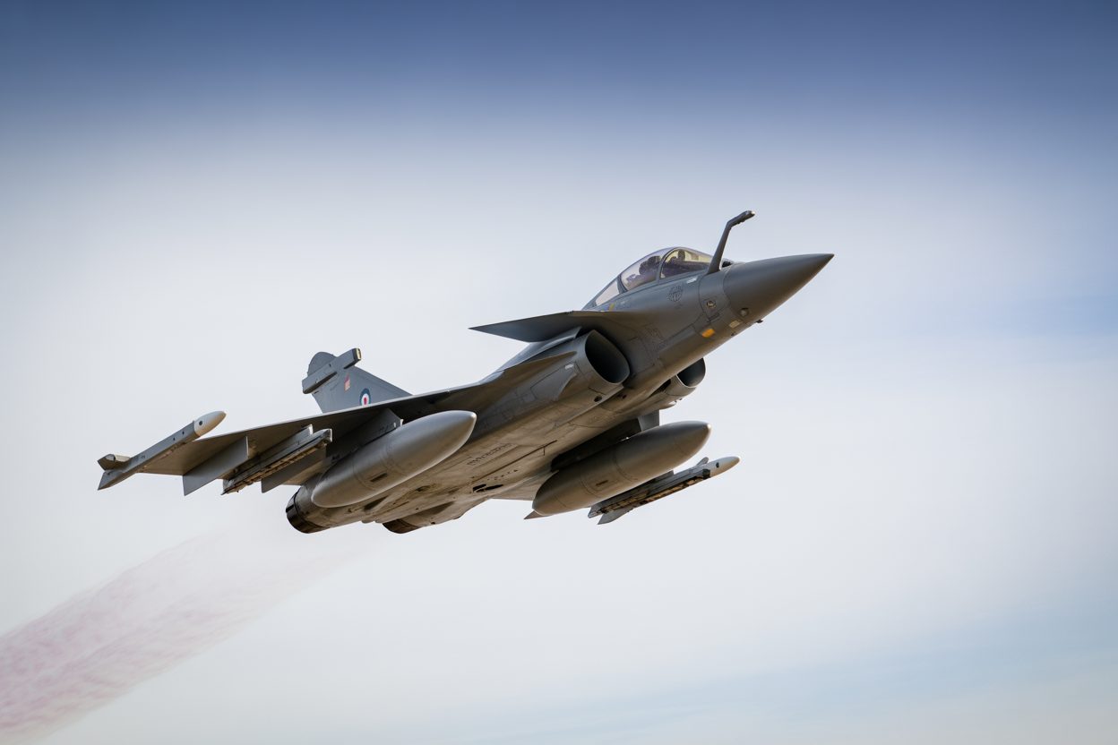 114 Rafale pour l'Inde : 35 milliards d'euros, 94 appareils fabriqués en Inde, un blocage sur les missiles Avion de chasse en vol, effectuant une manœuvre dynamique dans le ciel dégagé