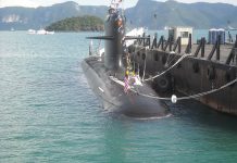 Sous-marin de classe Scorpène à quai, type de bâtiment proposé par Naval Group
