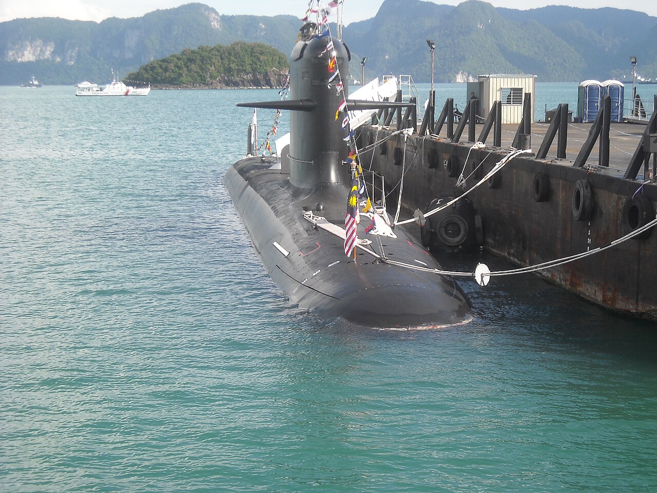 Sous-marin de classe Scorpène Sous-marin de classe Scorpène à quai, type de bâtiment proposé par Naval Group