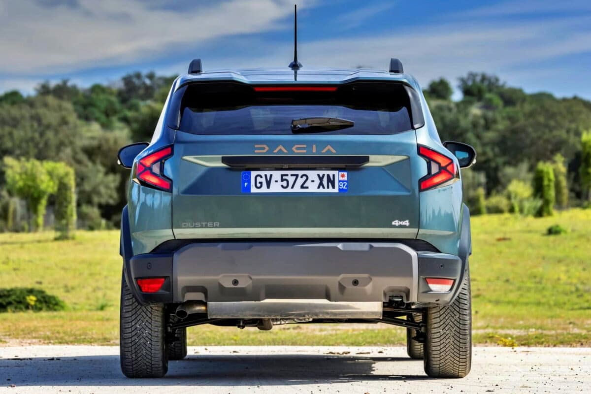 Dacia Duster arrière SUV production Roumanie sécheresse Danube énergie 2026