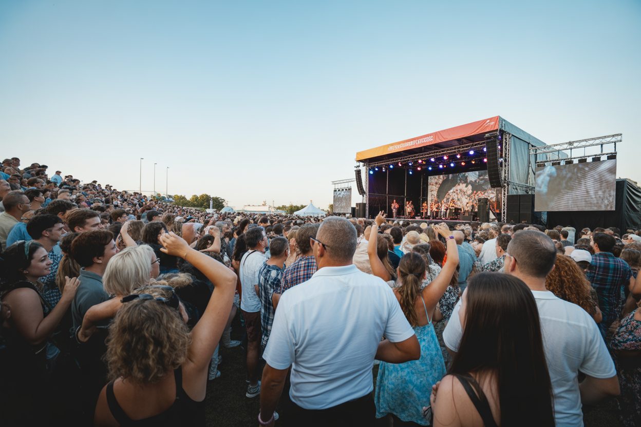 5 festivals dans le Grand Est cette semaine : jazz à Saverne, éclipse solaire à Épinal, folklore à Colmar Foule de spectateurs assistant à un concert en plein air lors d'un festival d'été