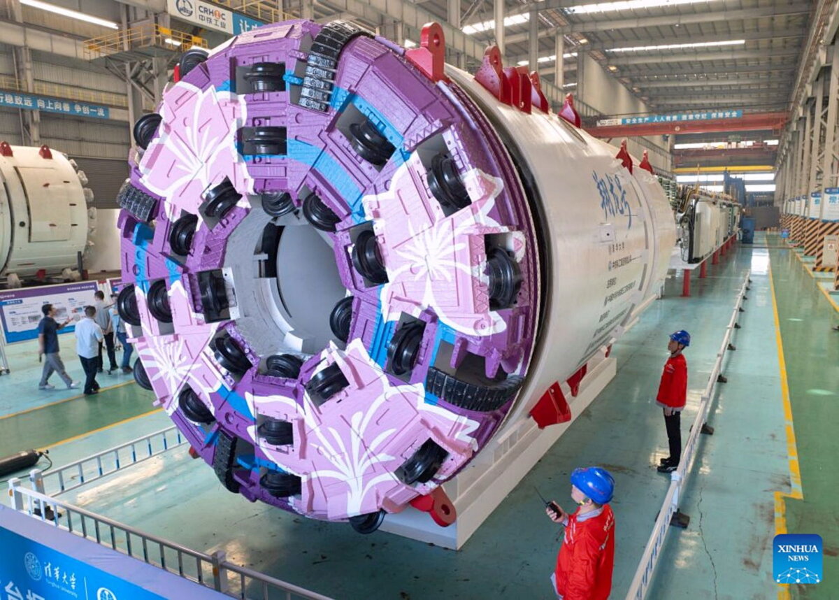 La tête de coupe circulaire du tunnelier vue de face avec ses disques.