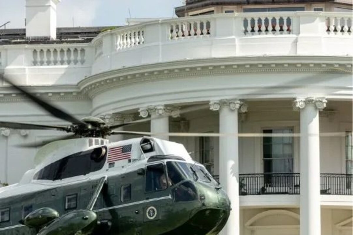Comment fonctionne Marine One, l'hélicoptère hors normes qui ne quitte jamais Trump dans ses déplacements L'hélicoptère présidentiel américain vu de profil sur une aire de posé, livrée verte et blanche.