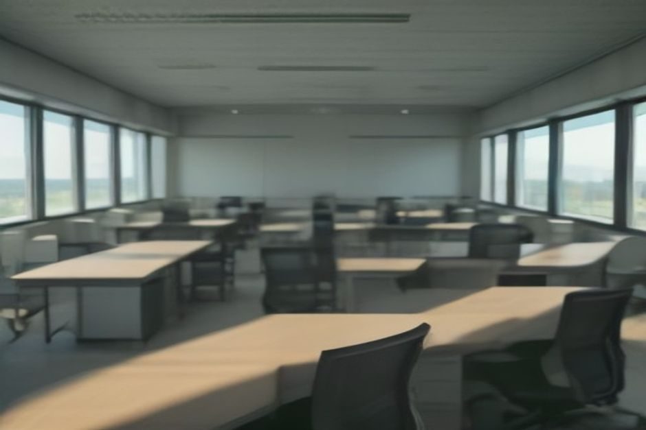 Bureaux partiellement vides durant les heures de travail, mettant en évidence les postes inoccupés