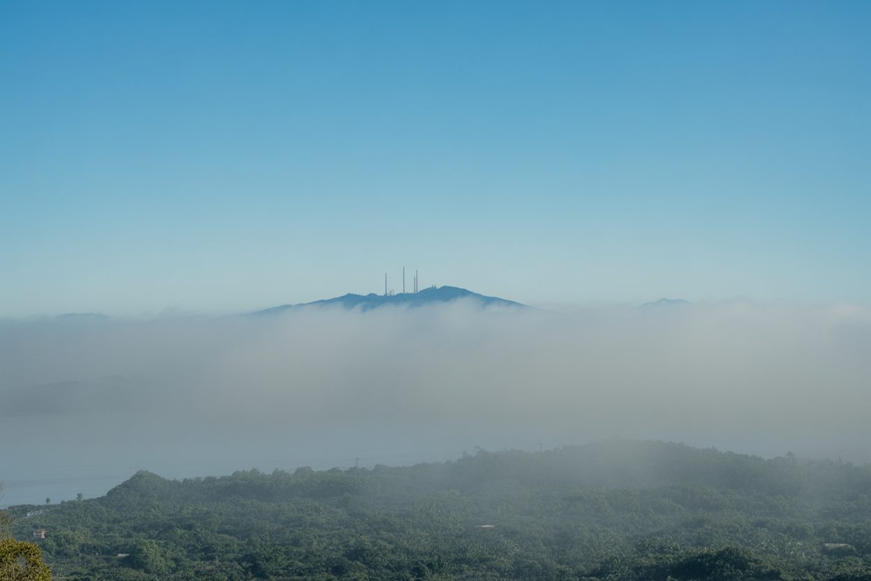 Alerte rouge pollution en Martinique et Guadeloupe : 110 µg/m³ de particules fines à Pointe-à-Pitre Ciel voilé par une épaisse pollution atmosphérique réduisant la visibilité sur le paysage