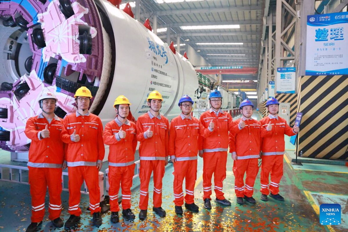 Le tunnelier Xianglong vu de trois quarts arrière lors de sa sortie d'usine.