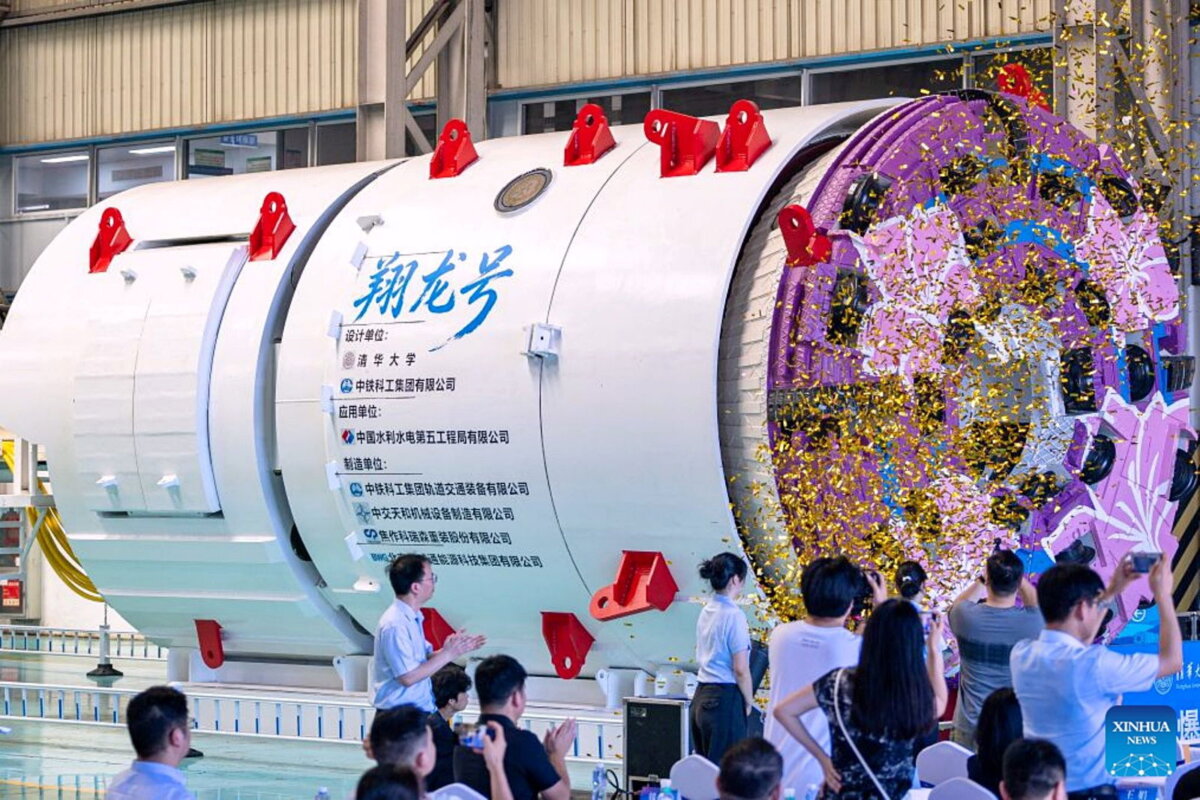 Le tunnelier Xianglong vu de profil dans un hall industriel avant son expédition.