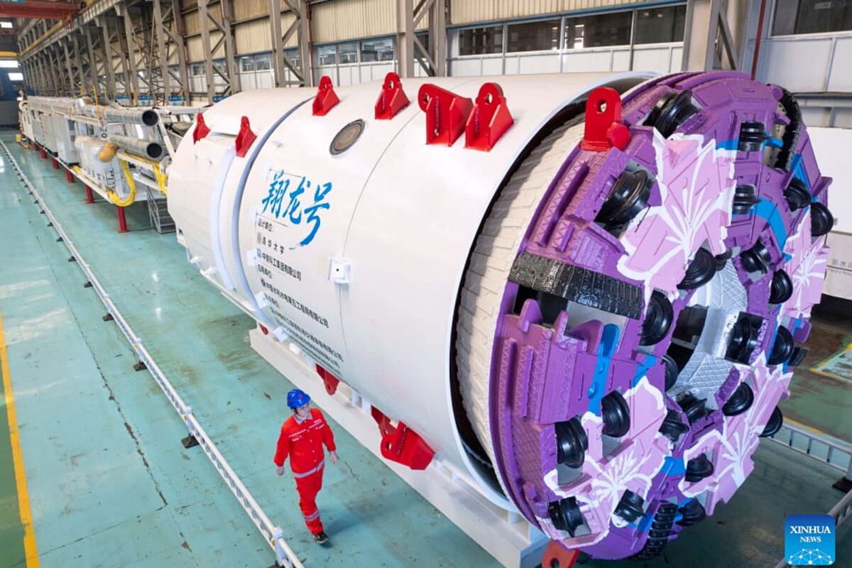 La Chine a construit le premier tunnelier au monde qui utilise également des explosifs pour percer les roches les plus difficiles. Le tunnelier Xianglong vu de profil dans un hall industriel avant son expédition.