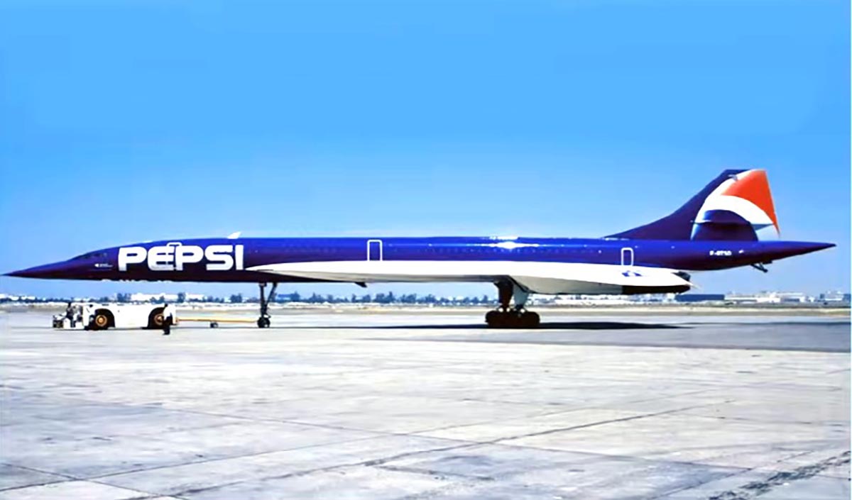 Concorde Air France F-BTSD aux couleurs bleues de Pepsi vu de profil lors de la campagne publicitaire de 1996