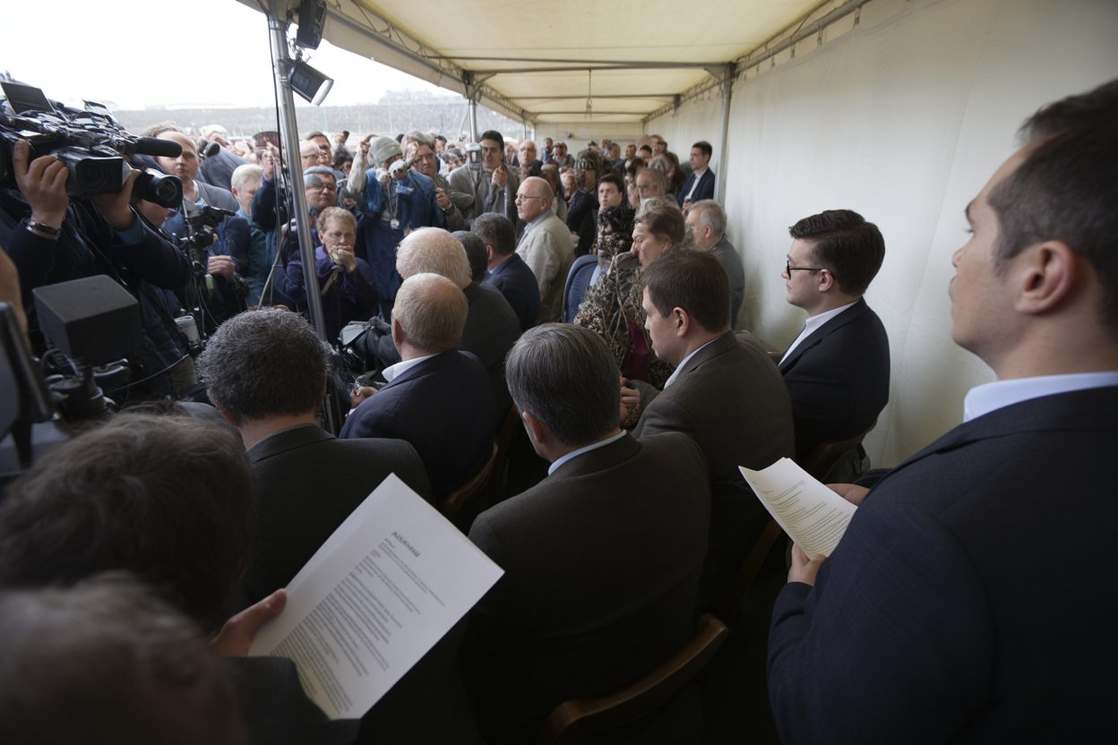 Conférence de presse clandestine du FLNC : Angelini y voit un tournant dans le ton Journalistes réunis lors d'une conférence de presse dans un lieu discret