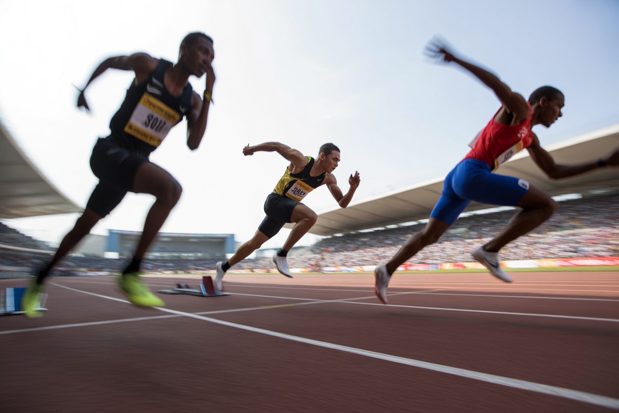 Deux mois après une fracture du pied, Maxime Grousset décroche deux médailles européennes en 95 minutes à Saint-Denis Sprinteur en pleine course sur une piste d'athlétisme en salle, dans l'intensité d'une épreuve de vitesse