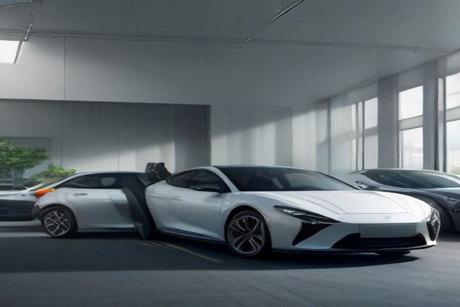 Véhicules électriques modernes exposés dans une concession automobile bien éclairée