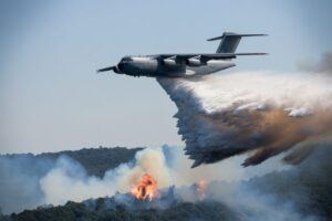 Face aux incendies, la France engage l'A400M : 20 tonnes de retardant par drop, un seul kit opérationnel, et un ravitaillement à Istres