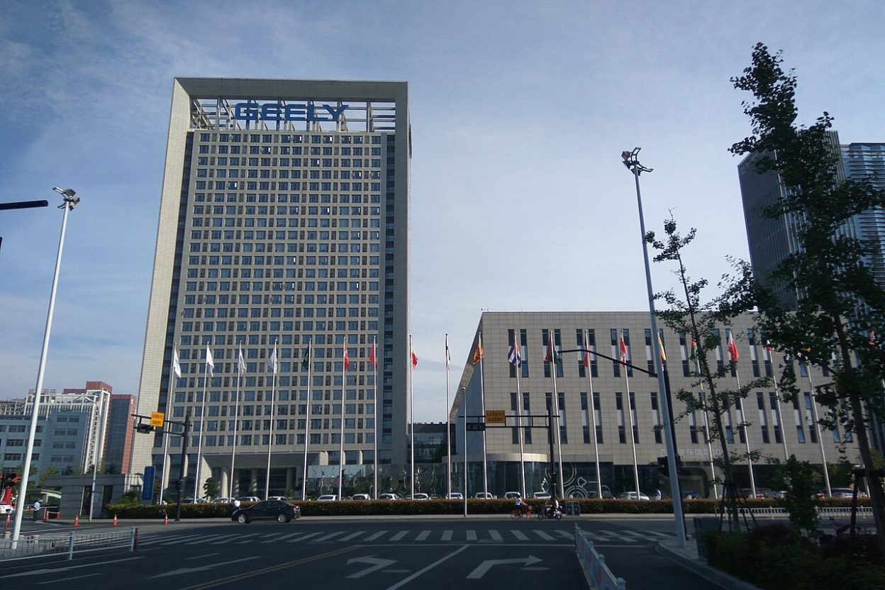 Geely E2 : 20 990 euros, 345 km d'autonomie et un coffre avant inédit sur la citadine chinoise Une citadine électrique en charge sur une borne publique